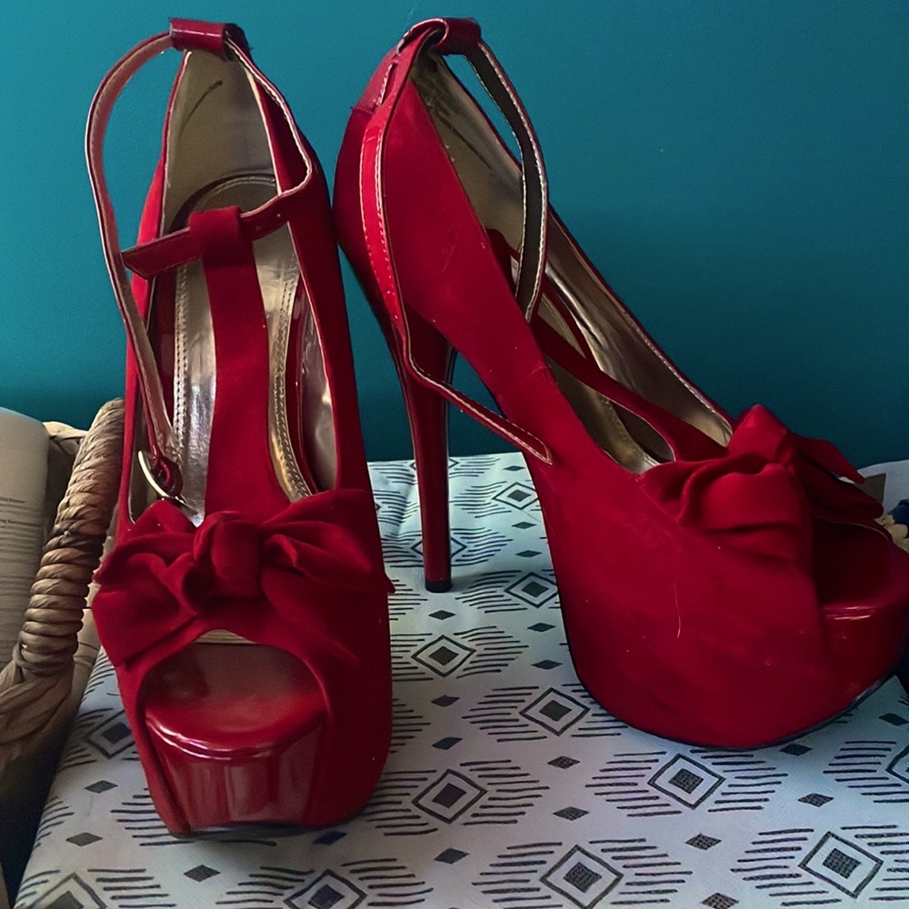 Bakers: Red heels w/bow